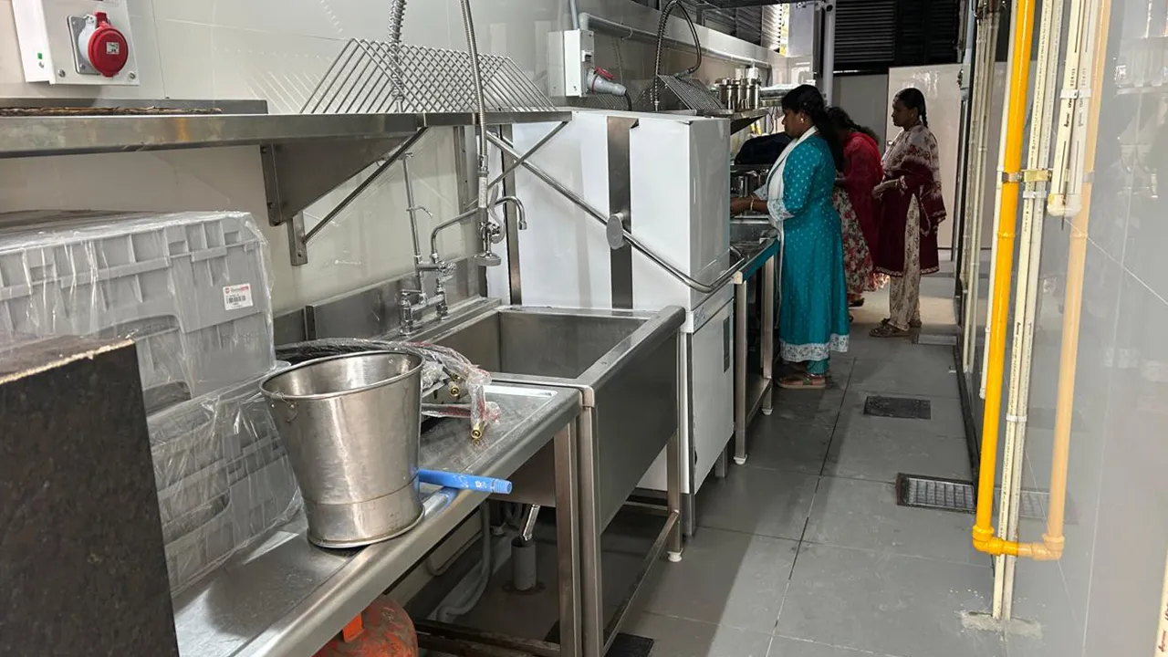 Amuthasurabi udumal 04